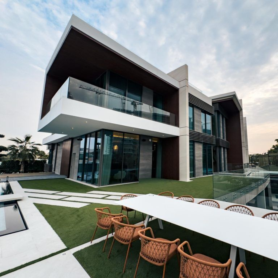 ceiling to floor aluminium glass windows in a commercial property in Sydney
